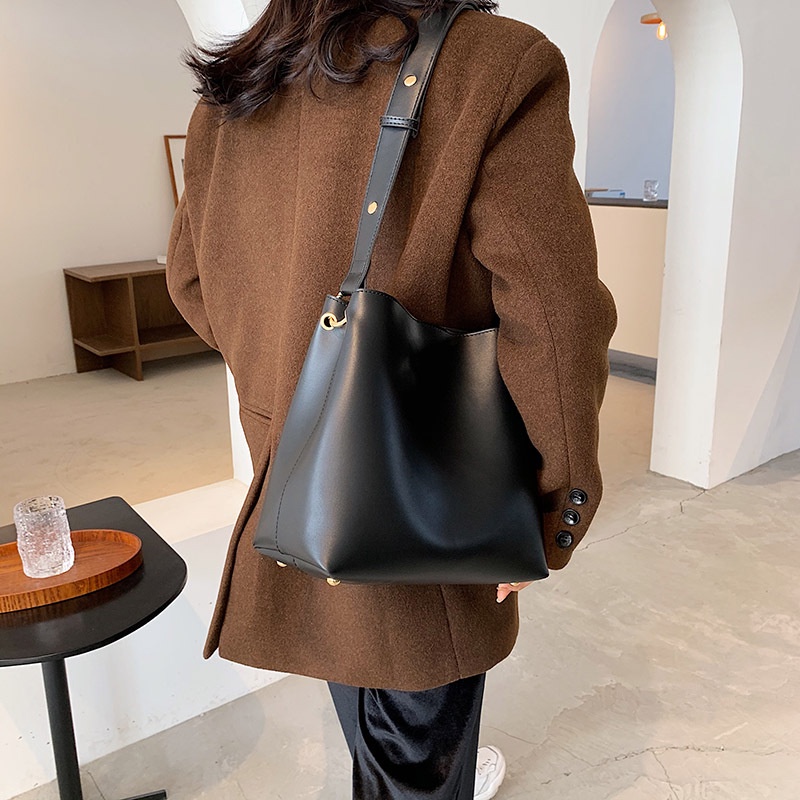 ins-กระเป๋าผู้หญิงความจุขนาดใหญ่กระเป๋าทรงจีบสะพายไหล่แบบชายหญิงแฟชั่นใหม่แฟชั่นยอดนิยมสไตล์เกาหลี