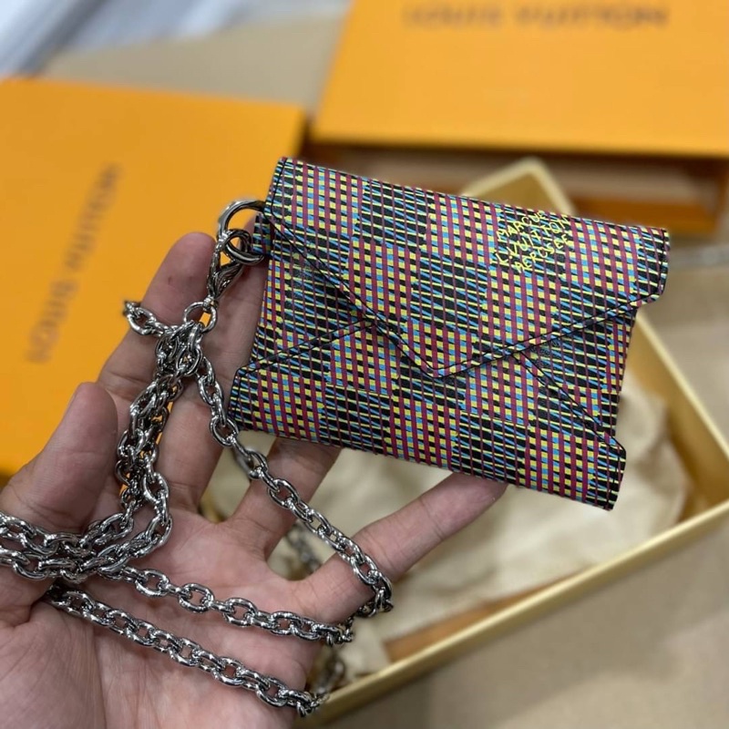 louis-vuitton-mini-card-pouch-with-chain-งานสุดสลับเเท้มาเเล้ว