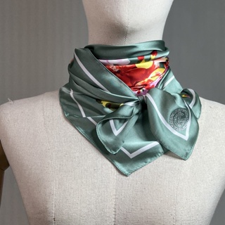 ภาพหน้าปกสินค้าL\'Officiel SCARF ผ้าพันคอลอฟฟิเซียล ผ้าพันคอ ลายกราฟฟิก สีเขียว (FL5LGR) ซึ่งคุณอาจชอบราคาและรีวิวของสินค้านี้