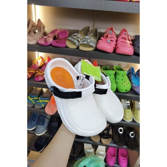 ภาพหน้าปกสินค้ารองเท้ามือสอง ​ จากร้าน baifernstyle บน Shopee
