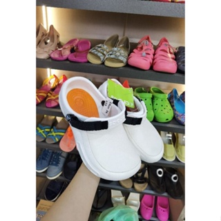 ภาพขนาดย่อของภาพหน้าปกสินค้ารองเท้ามือสอง ​ จากร้าน baifernstyle บน Shopee