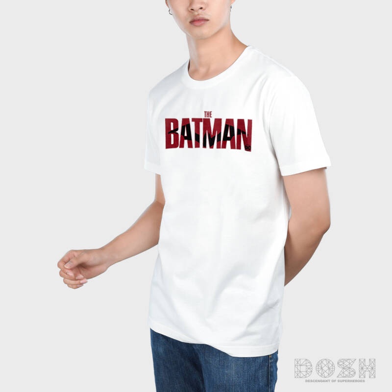 ใหม่-dosh-men-amp-apos-s-t-shirts-เสื้อยืด-คอกลม-แขนสั้น-ผู้ชาย-สีขาว-ลิขสิทธิ์พิมพ์ลาย-batman-2022-รุ่นdbmt5273-ow