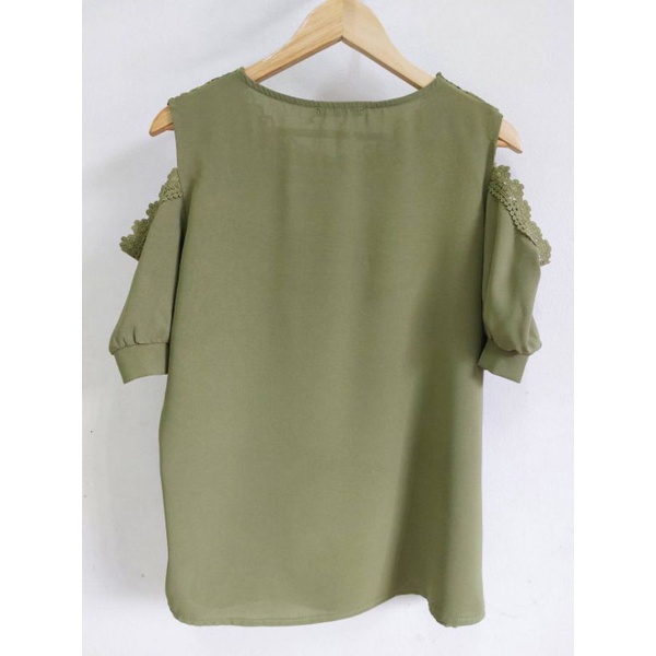 รหัสส252-เสื้ออก44นิ้ว-สีเขียวไพร-ผ้าเยลลี่-แขนตุ๊กตาเว้าช่วงต้นแขน-แต่งลูกไม้-เสื้อไซส์ใหญ่-เสื้อสีพื้น-blouse