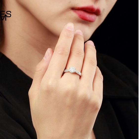 ภาพหน้าปกสินค้าTimes Gem แหวนเพชร เงินแท้ 925 แหวน เพชรโมอีสแท้ Moissanite ของขวัญ วันครบรอบ หมั้น แหวนคู่รัก KMR002 07