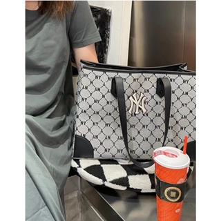 ภาพหน้าปกสินค้าNew ของแท้ 💯% MLB UNISEX CURVED CAPNY NEW YORK YANKEE BAG/กระเป๋าสะพายข้าง/mlb กระเป๋า ซึ่งคุณอาจชอบราคาและรีวิวของสินค้านี้