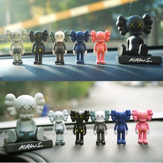 ♤❈การ์ตูนน่ารัก ins สุทธิสีแดง Kaws kaws แนวโน้มเครื่องประดับรถตุ๊กตาสร้างสรรค์รถอุปกรณ์ตกแต่งภายใน