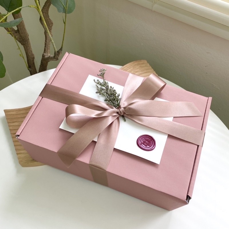 ภาพหน้าปกสินค้าบริการห่อของขวัญ สำหรับลูกค้าที่ซื้อกระเป๋าของทางร้าน กล่องของขวัญ + ริ้บบิ้น + ดอกไม้แห้งตกแต่ง + การ์ดอวยพร