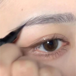 A stroke to fix the wild eyebrow eyeliner lying silkworm under the eyelashes! The liquid eyebrow pen has a very fine head and is durable and waterproof without decolorization.