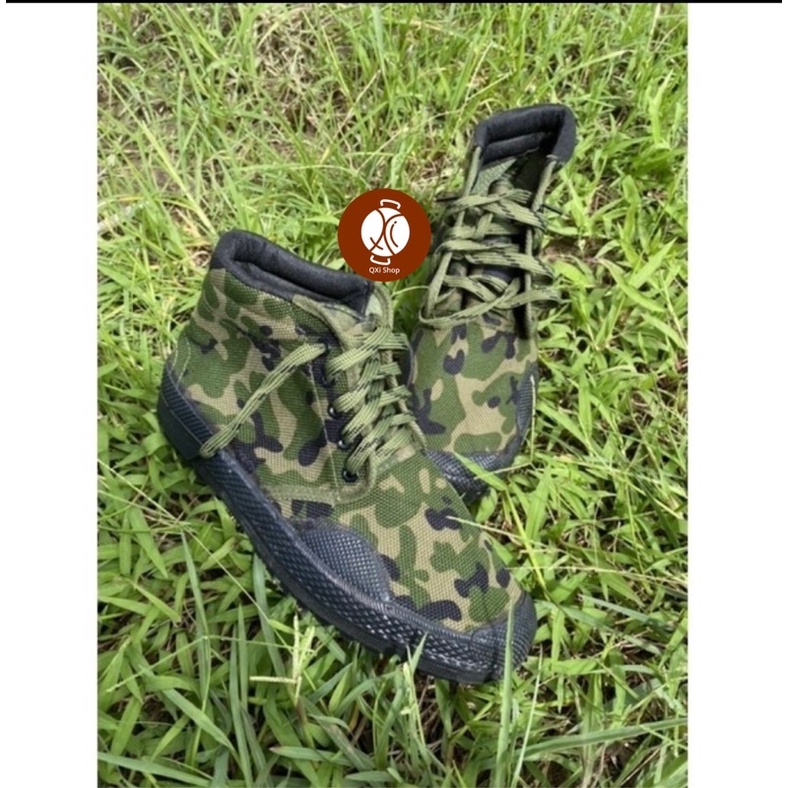 ภาพหน้าปกสินค้ารองเท้าลายทหาร ใช้ทำสวน เดินป่า ใส่สบาย ทนทานมากก จากร้าน qxi_shp บน Shopee