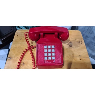 โทรศัพท์โบราณวินเทจสีแดงสด