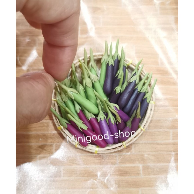 ราคาและรีวิว1:12ผักจิ๋ว มะเขือยาวจิ๋ว 1pcs มีหลากสีเลือกได้ miniature vegetables งานสวย