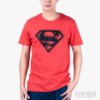 【ใหม่】DOSH:MEN&amp;apos;ST-SHIRTเสื้อยืดคอกลม แขนสั้น ผู้ชาย สีแดง ลิขสิทธิ์ SUPERMAN WRSMT5052-RE1