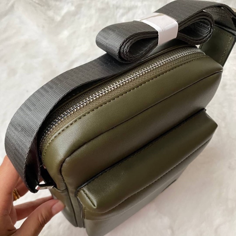 กระเป๋าลาคอสmen-s-urban-breathe-vertical-smooth-leather-zip-bag