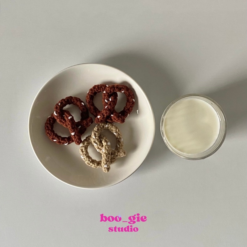 boo-giestudio-พวงกุญแจไหมพรม-pretzel-keyring-hand-made-100