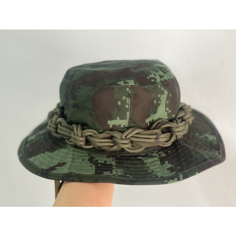 หมวกปีกสั้นลายพรางทหารบกถักเชือกพาราคอร์ดเขียว-เสือคาบดาบติดตีนตุ๊กแกหน้าหมวก-ขนาดรอบหัว58-60cm