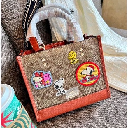 coach-x-peanuts-tote-in-canvas-with-snoopy-ice-skate-motif