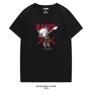 เสื้อยืดใหม่ Kaws Uniqlo เสื้อยืดลําลองสําหรับผู้ชายผู้หญิงแขนสั้นคอกลมพิมพ์ลายตัวอักษรสไตล์เกาหลีขนาดพลัสคอกลม