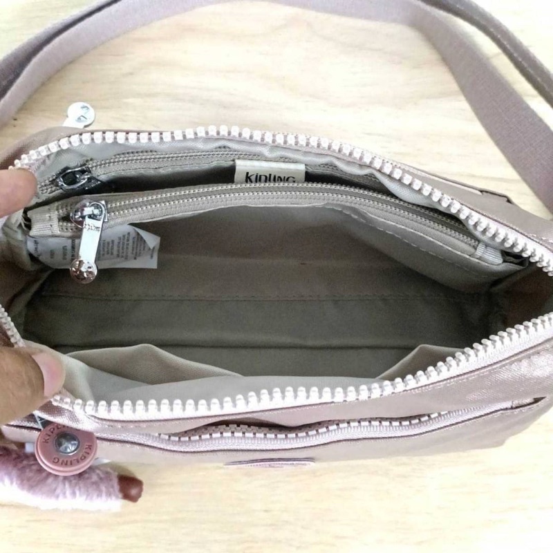 kipling-monkey-program-k16217-seoul-up-sling-bag-รุ่น-3-ซิป-new