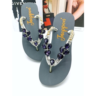 ภาพหน้าปกสินค้ารองเท้าแตะคริสตัลผู้หญิง พื้นนุ่มสีเทาประดับเพชรคริสตัลหยดน้ำหัวใจสีม่วง แบรนด์ Jnoppon รุ่น T630 ที่เกี่ยวข้อง