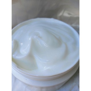 AHA CREAM ครีมบำรุงให้ผิวขาวกระจ่างใส ลดจุดด่างดำ กระตุ้นการผลัดเซลล์ผิวใหม่