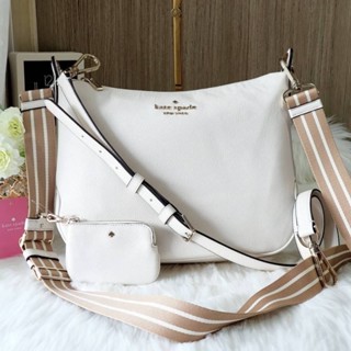 (ผ่อน0%) กระเป๋าสะพายข้าง ♠️Kate Spade K5807 Rosie Crossbody ครอสบอดี้หนังวัวสีขาว สายสปอร์ต และสายหนัง ถอดได้ 11นิ้ว