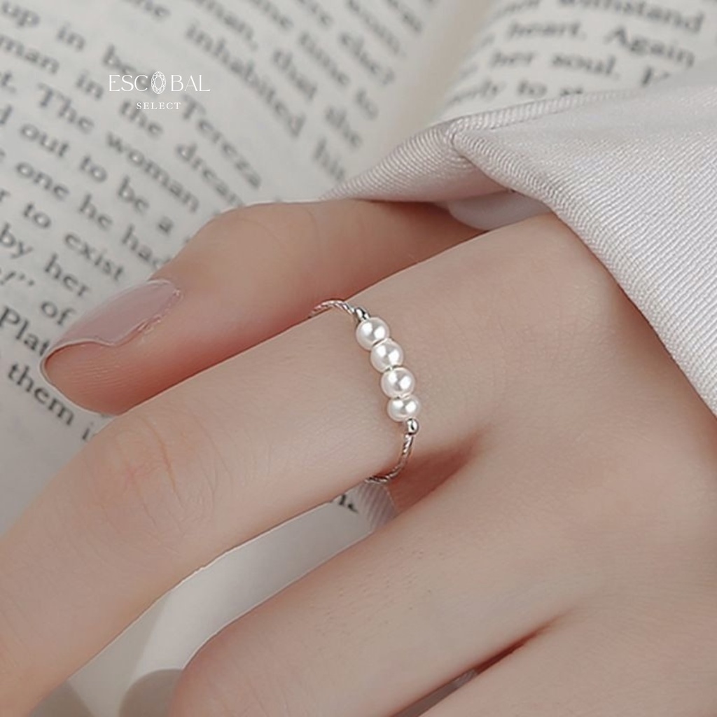 ภาพหน้าปกสินค้าESCOBAL แหวนไข่มุก Four Pearls แหวนมุกธรรมชาติแท้ 100% แหวนเงินแท้ แหวนปรับขนาดได้ แหวนแฟชั่น แหวนผู้หญิง แหวนเกาหลี