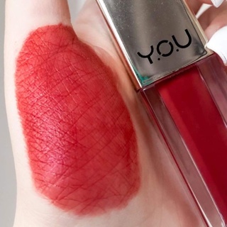 ลิป Y.O.U Rouge Velvet Matte Lip Cream 08 Coco สีแดงที่ทาแล้วรู้สึกหน้าไบร์ทดูสว่างสดใสมาก บางเบาแต่สีติดทน