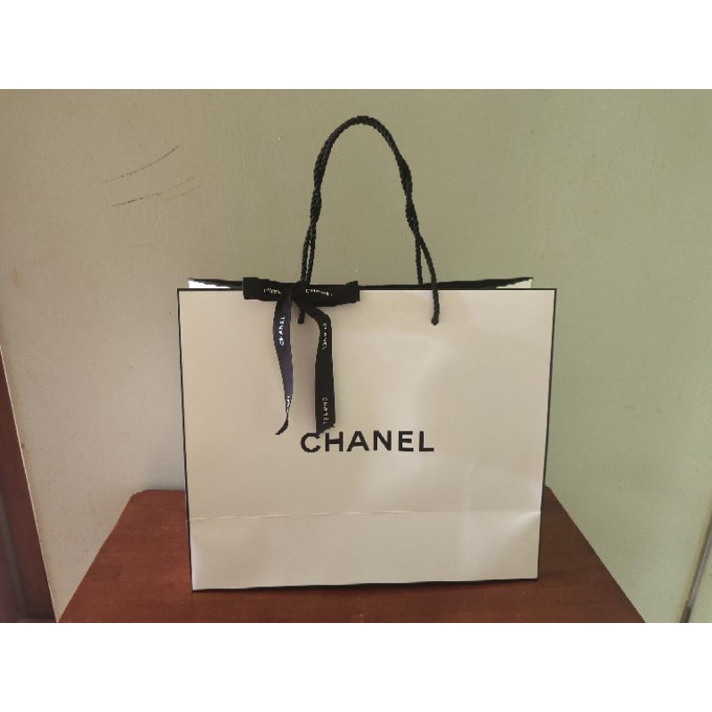 ถุงกระดาษแบรนท์เนม-chanel-พร้อมโบว์สีดำ-มือสอง