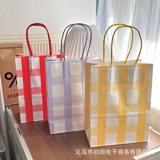 ภาพหน้าปกสินค้าพร้อมส่งในไทย ถุงกระดาษ ลายสก็อต ตาราง ถุงกระดาษหูหิ้ว ถุงของขวัญ วาเลนไทน์ ถุงใส่ของ ถุงกระดาษน่ารัก PAPER BAG มี5สี ที่เกี่ยวข้อง