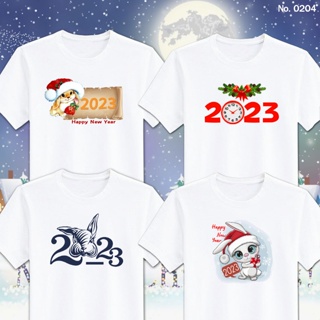 [S-5XL]ผ้าฝ้าย 100% [S-5XL]เสื้อยืด สกรีน Happy New Year ปีใหม่ 2023  สีขาว เสื้อผ้าหนา นุ่ม ใส่สบาย ได้ทั้งผู้ชาย และผู