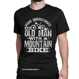 เสื้อยืดผ้าฝ้ายพรีเมี่ยม เสื้อยืดคอกลม ผ้าฝ้ายล้วน ใส่สบาย ลาย Never Underestimate An Old With A Mountain Bike สําหรับผู