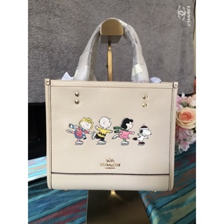 พร้อมส่งแท้💯🇺🇸Coach X Peanuts Dempsey Tote 22 With Snoopy And Friends Motif(สีขาวครีม)