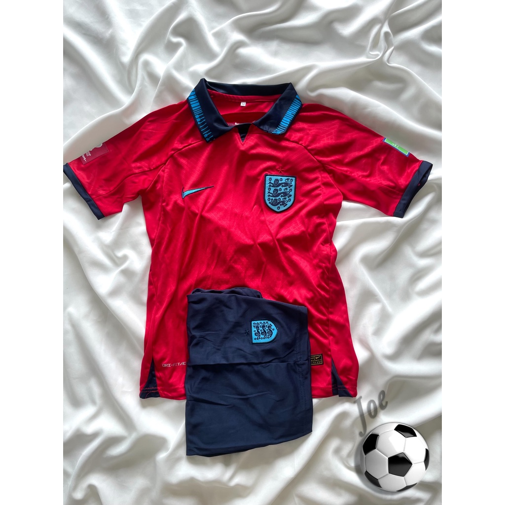 ภาพหน้าปกสินค้าชุดบอลทีมชาติ England (Red) เสื้อบอลและกางเกงบอลผู้ชาย ปี 2022-2023 ใหม่ล่าสุด