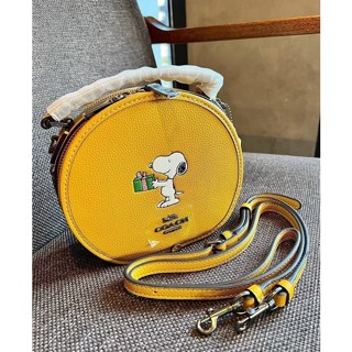 COACH X PEANUTS CANTEEN CROSSBODY WITH SNOOPY PRESENT MOTIF