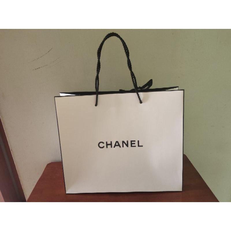 ถุงกระดาษแบรนท์เนม-chanel-พร้อมโบว์สีดำ-มือสอง