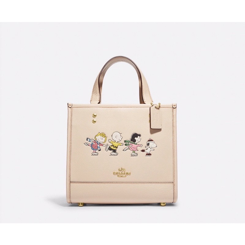 พร้อมส่งแท้-coach-x-peanuts-dempsey-tote-22-with-snoopy-and-friends-motif-สีขาวครีม