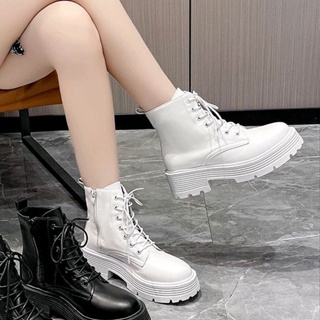 ภาพหน้าปกสินค้าOhblablaShoes  *NEW*  พร้อมส่ง  รองเท้าบูท มีเชือก   สี ขาว ที่เกี่ยวข้อง