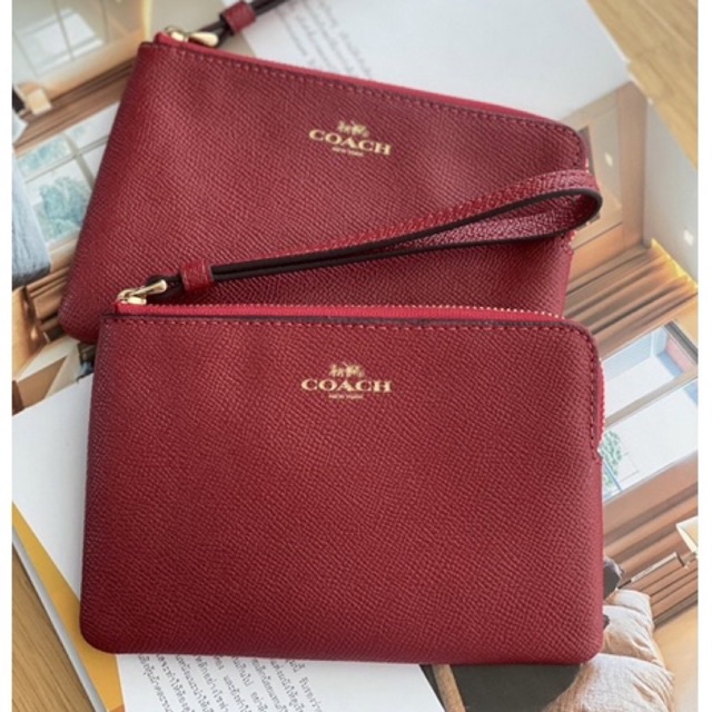 คล้องมือ-1s-สีแดง-1s-coach-f58032-corner-zip-wristlet-in-crossgrain-leather