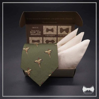 เซ็ทเนคไทวินเทจเขียวโอลีฟลายนก + ผ้าเช็ดหน้าสูท-Olive Green Birds Pattern Necktie+ Pocket square