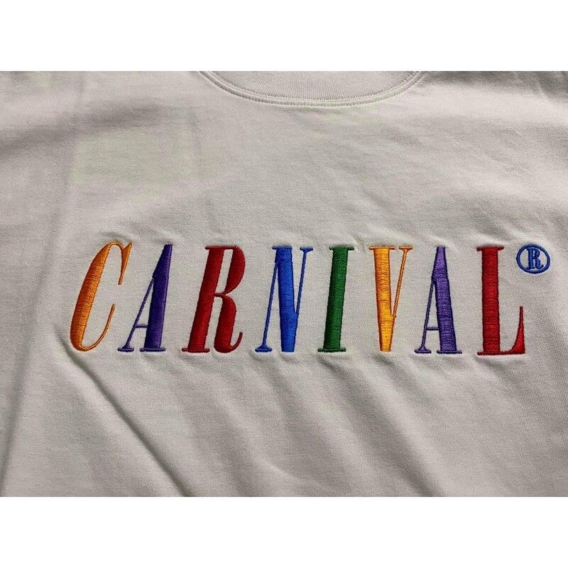 carnival-multi-logo-t-shirt-เสื้อยืดแขนสั้น-เสื้อยืดคอกลม-เสื้อปักโลโก้-เสื้อยืดสีดำ