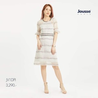 Jousse ชุดเดรส ลูกไม้ตัดต่อเอว ทรงเข้ารูป ท่อนล่างทรงเอบาน ตกแต่งกุ๊นแทบสีดำผ้าซาติน (JV1DPI)