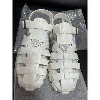 มือ1 รองเท้าแบรนด์ prada ปั๊มแบรนด์ size38-39 ใส่พอดี ตน.ตะขอเกี่ยวหลุด1ข้าง