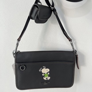 🎀 (สด-ผ่อน) สะพายข้างชาย สีดำ CE710 Coach X Peanuts Heritage Convertible Crossbody With Snoopy Motif