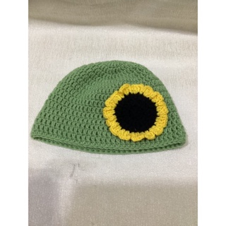 หมวกไหมพรหมใบเล็กสีเขียวตองอ่อนถักดอกทานตะวันใหญ่น่ารัก
