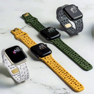 ภาพหน้าปกสินค้าสายนาฬิกาข้อมือซิลิโคน แบบนิ่ม ลายนูน รูปตัวอักษร สําหรับ Apple Watch Series 8 iWatch Series 7 SE 5 6 40 มม. 44 มม. 41 มม. 45 มม. 49 มม. ที่เกี่ยวข้อง