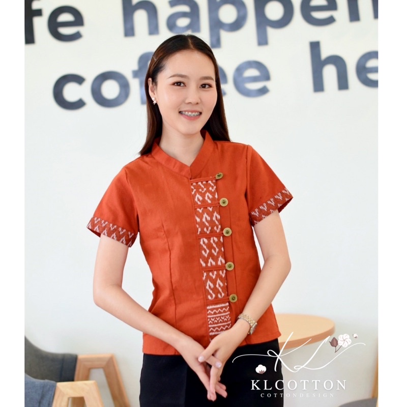 ภาพสินค้าเสื้อผ้าฝ้ายคอจีน แต่งเทปลายขอ จากร้าน klcotton บน Shopee ภาพที่ 1