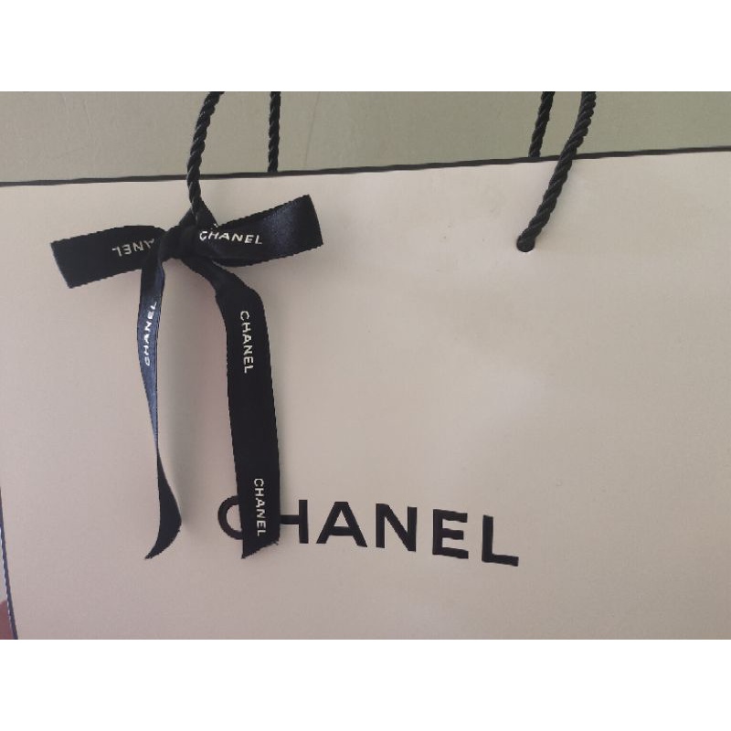 ถุงกระดาษแบรนท์เนม-chanel-พร้อมโบว์สีดำ-มือสอง