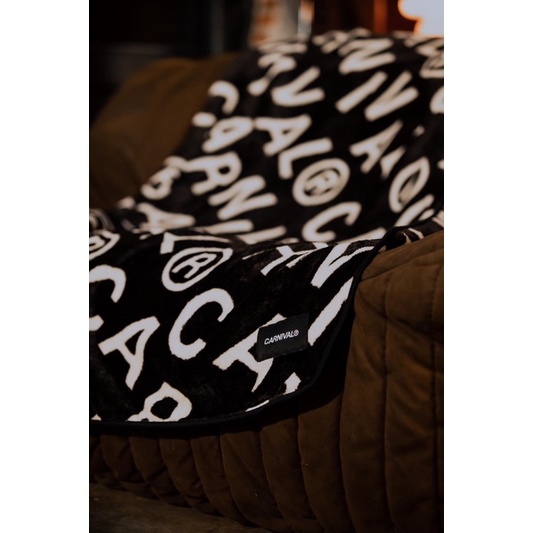 ของแท้-หมอน-ผ้าห่มcarnival-home-amp-away-monogram-blanket-and-pillow-ของใหม่-พร้อมส่ง
