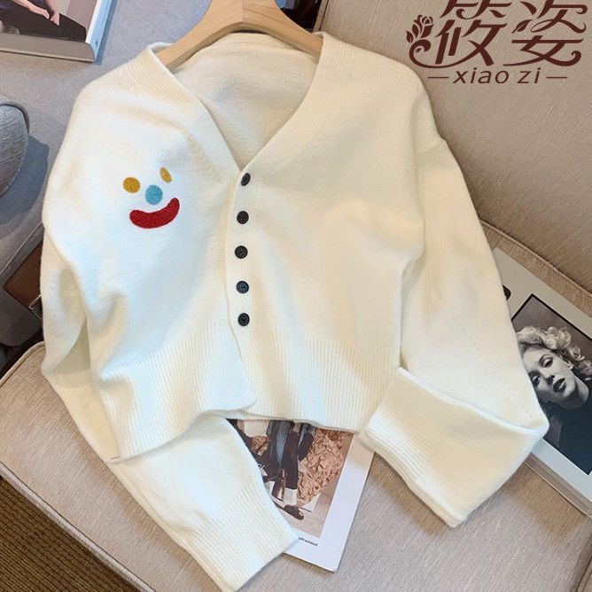 พร้อมส่ง เสื้อครอปไหมพรมแขนยาว สีขาวน้องยิ้ม คอวี แต่งกระดุม 5 เม้ด ...