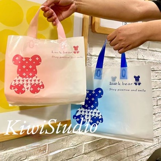 KiwiStudio ถุงของขวัญพลาสติก 3บาท INS สไตล์ ร้านขายเสื้อผ้า กระเป๋าช้อปปิ้งมือ ลายหมีไล่ระดับน่ารัก 2สี สีชมพูและสีฟ้า ขนาด28*28*8ซม กันน้ำ หนามาก（SK0062）